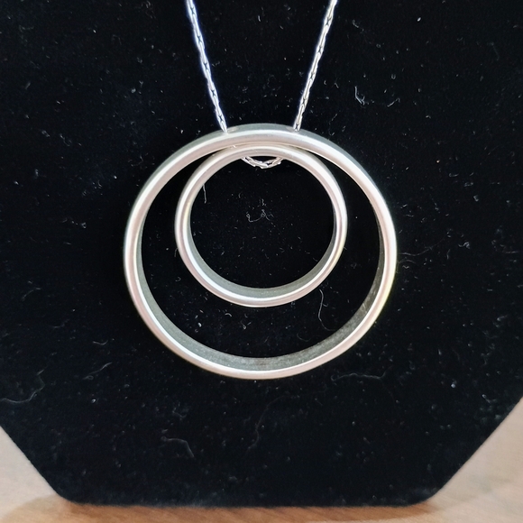 Elegant Silver Double Circle Pendant Necklace With Adjustable Sliding Clip - Picture 2 of 5